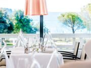 restaurant-salina-set-tabel-sea-view-trees